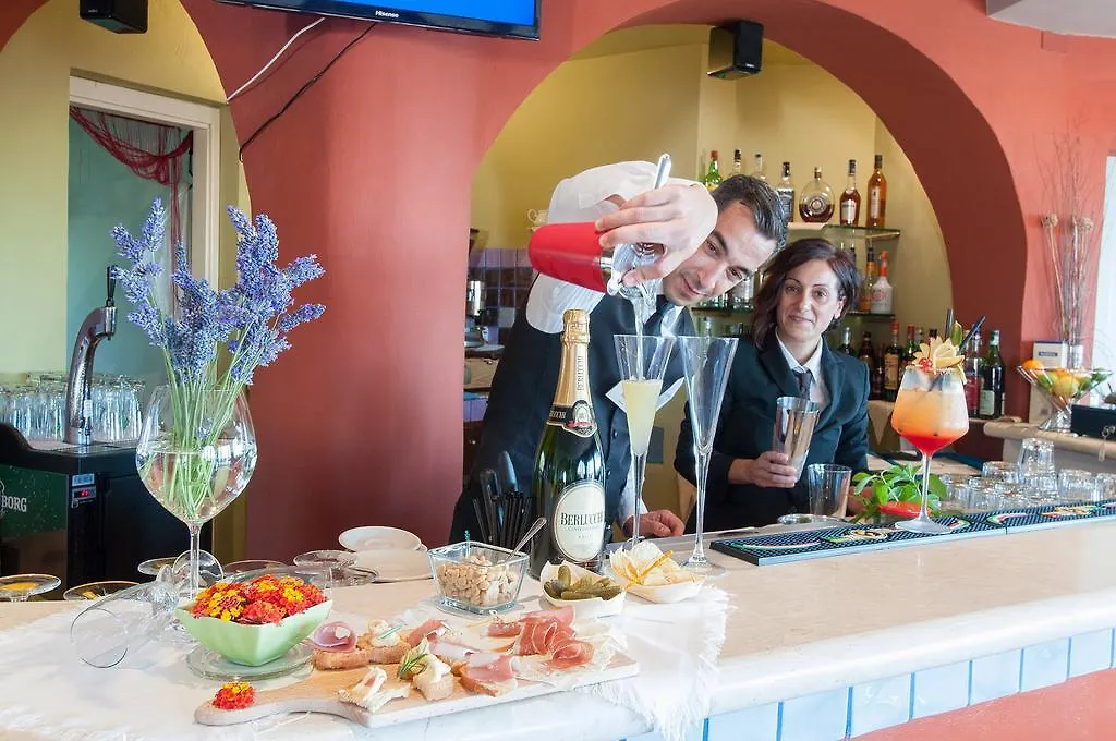Hotel Li Graniti Baja Sardinia 4*,